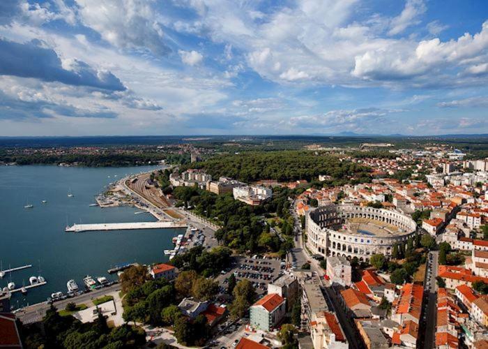 Lori Appartement Pula Buitenkant foto